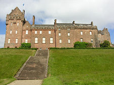 http://www.undiscoveredscotland.co.uk/arran/brodickcastle/images/fromse.jpg