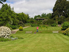 http://www.undiscoveredscotland.co.uk/arran/brodickcastle/images/lawn.jpg