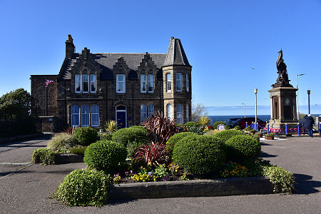 Cluny Square, Struan House and War Memorial