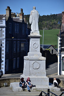 Sir Walter's Statue, Market Place