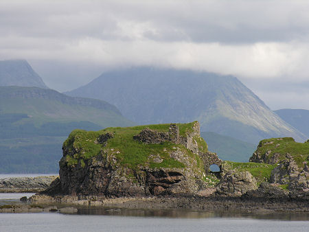 The ruins of Dun Sgathaich on Skye, said to stand on the site of   Dún Scáith